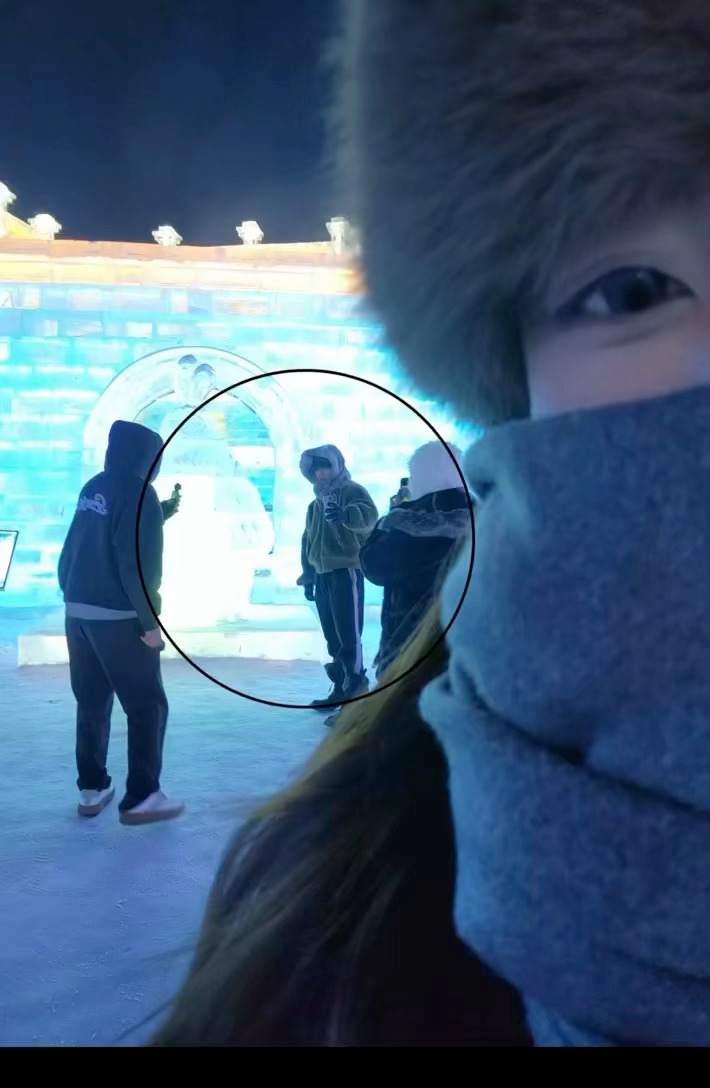 白敬亭去冰雪大世界了，不愧是行走的穿搭模板，去冰雪大世界也穿的这么时尚！也不给个