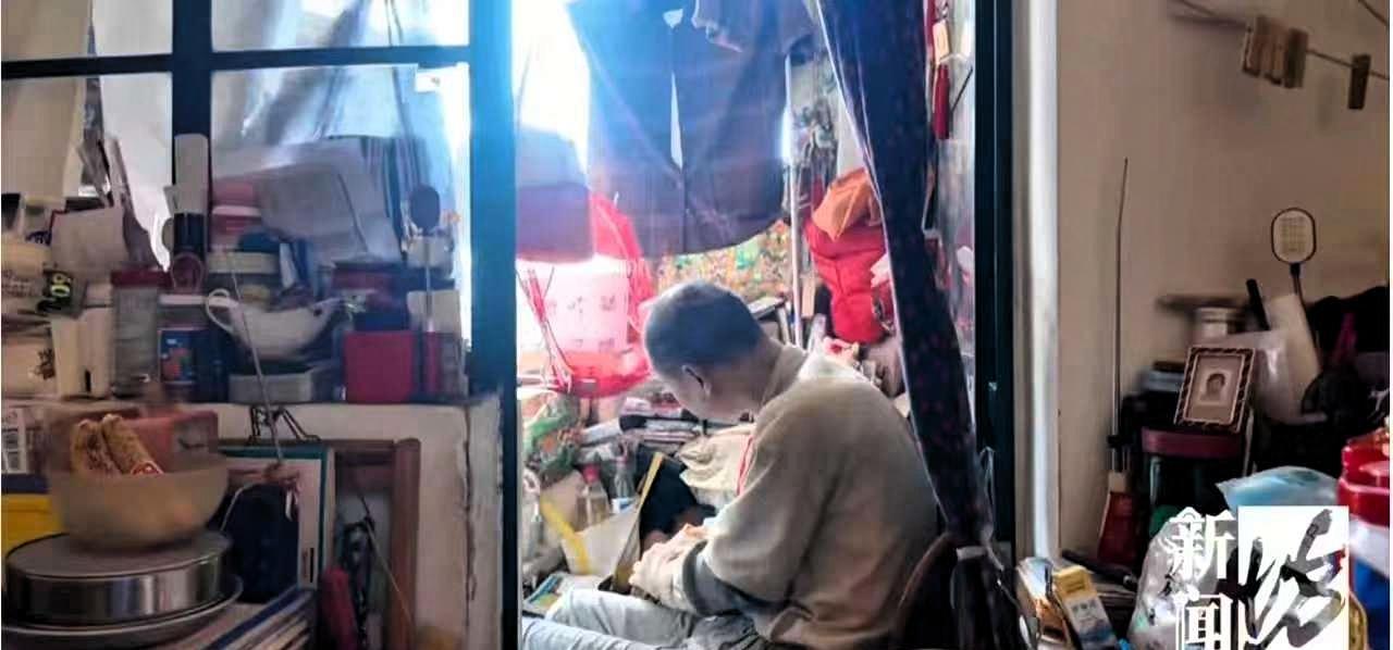 上海 “闭关男” ，60 岁不上厕所，屎尿全塞塑料袋！整栋楼臭到窒息，邻居 20