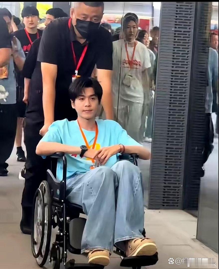 张若昀咋了，好久没见怎么坐上轮椅了？？ 