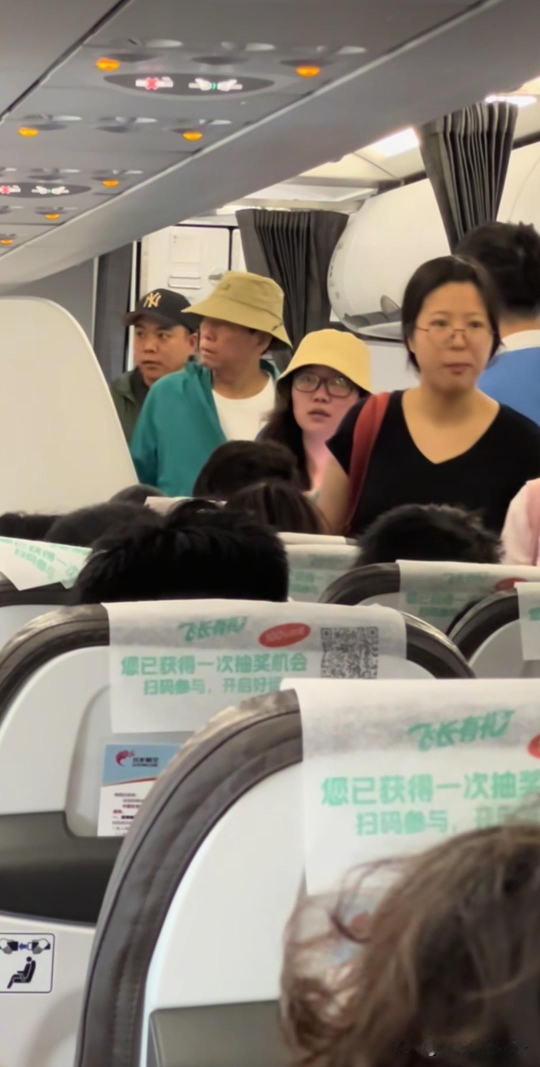 长城汽车老总魏建军真的低调。

近日，长城汽车老总魏建军去外地出差，选择坐经济舱