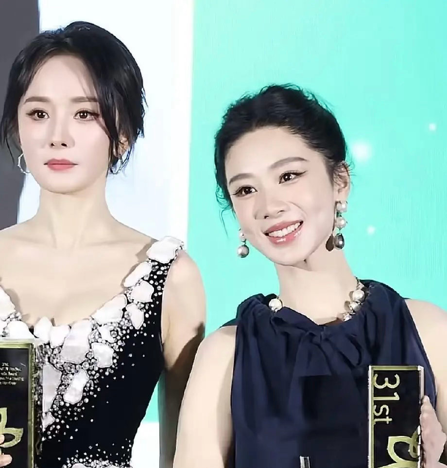 现在最后的人，估计就是杨幂了吧。出席白玉兰活动时，杨幂和杨紫一块拍照留念，杨幂一