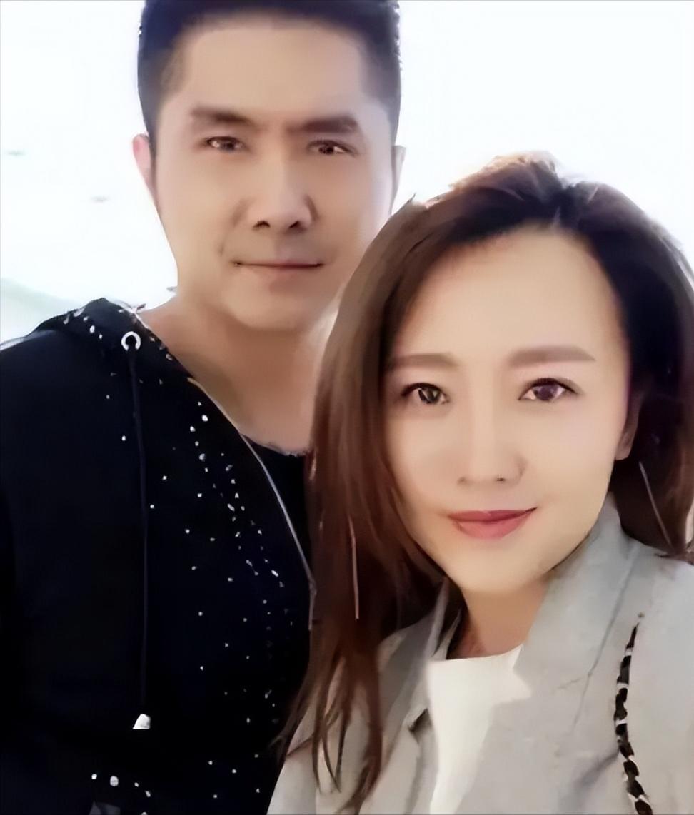 千万法拉利开道，潘阳嫁入豪门。可谁能料到，婚后她竟带着孩子“回流”娘家，丈夫石磊