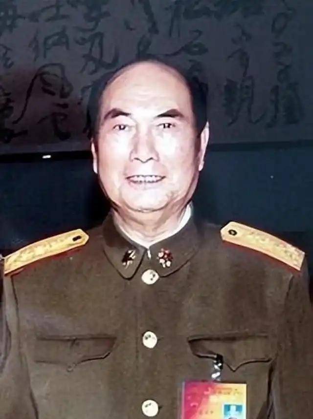 1996年，山西某部队食堂。一位干部喝得醉醺醺，当着中央军委副主席张万年的面，讲