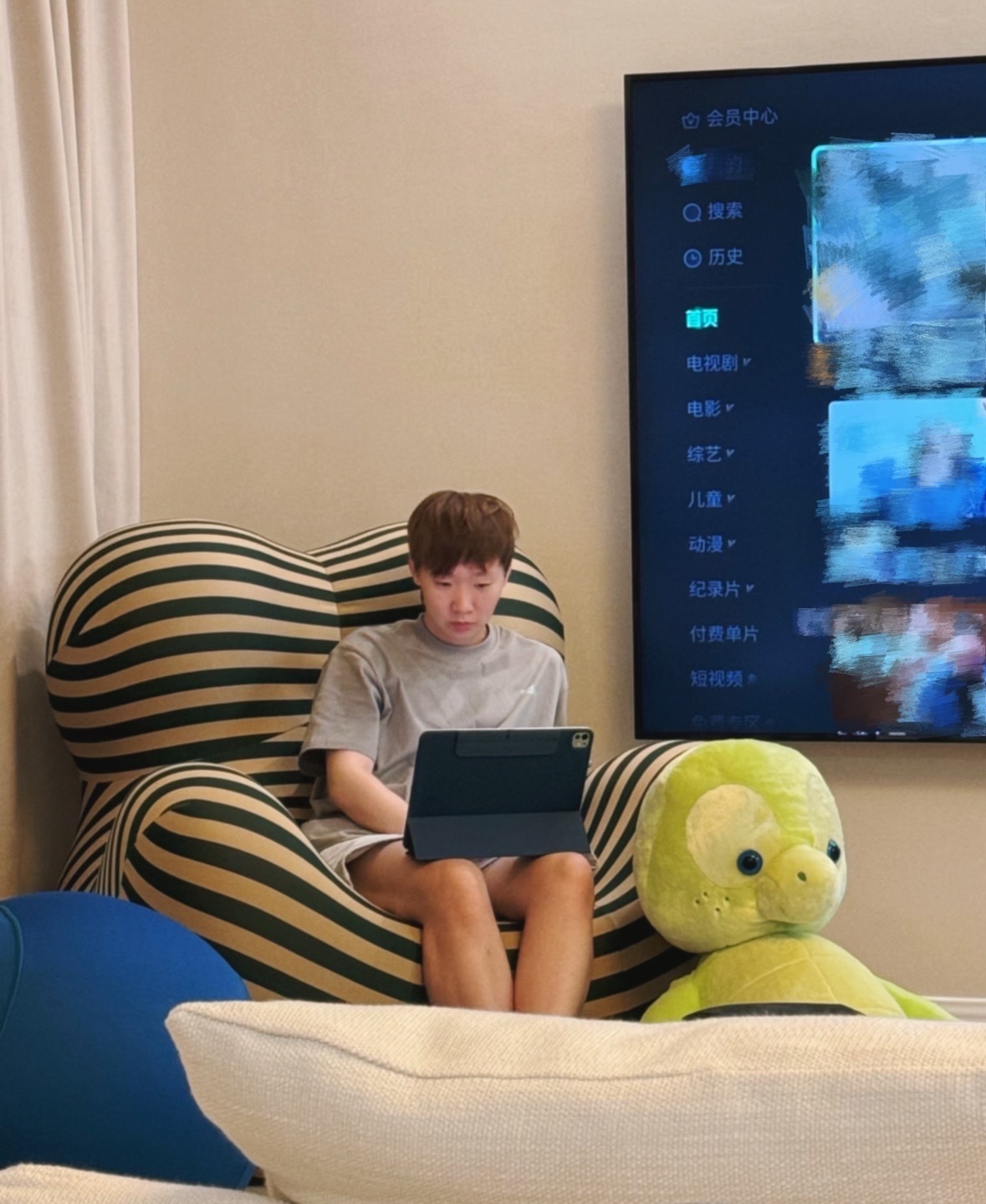 打工疲惫了一天回到家一打开门看到屋里坐着这样一个萌物 我冲过去就是一顿亲摸揉抚搓