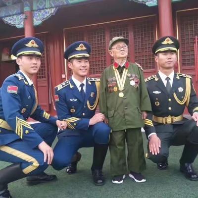 1939年，一个小男孩对一位日军军官礼貌鞠躬。日军军官摸了摸他的头，擦肩而过时小