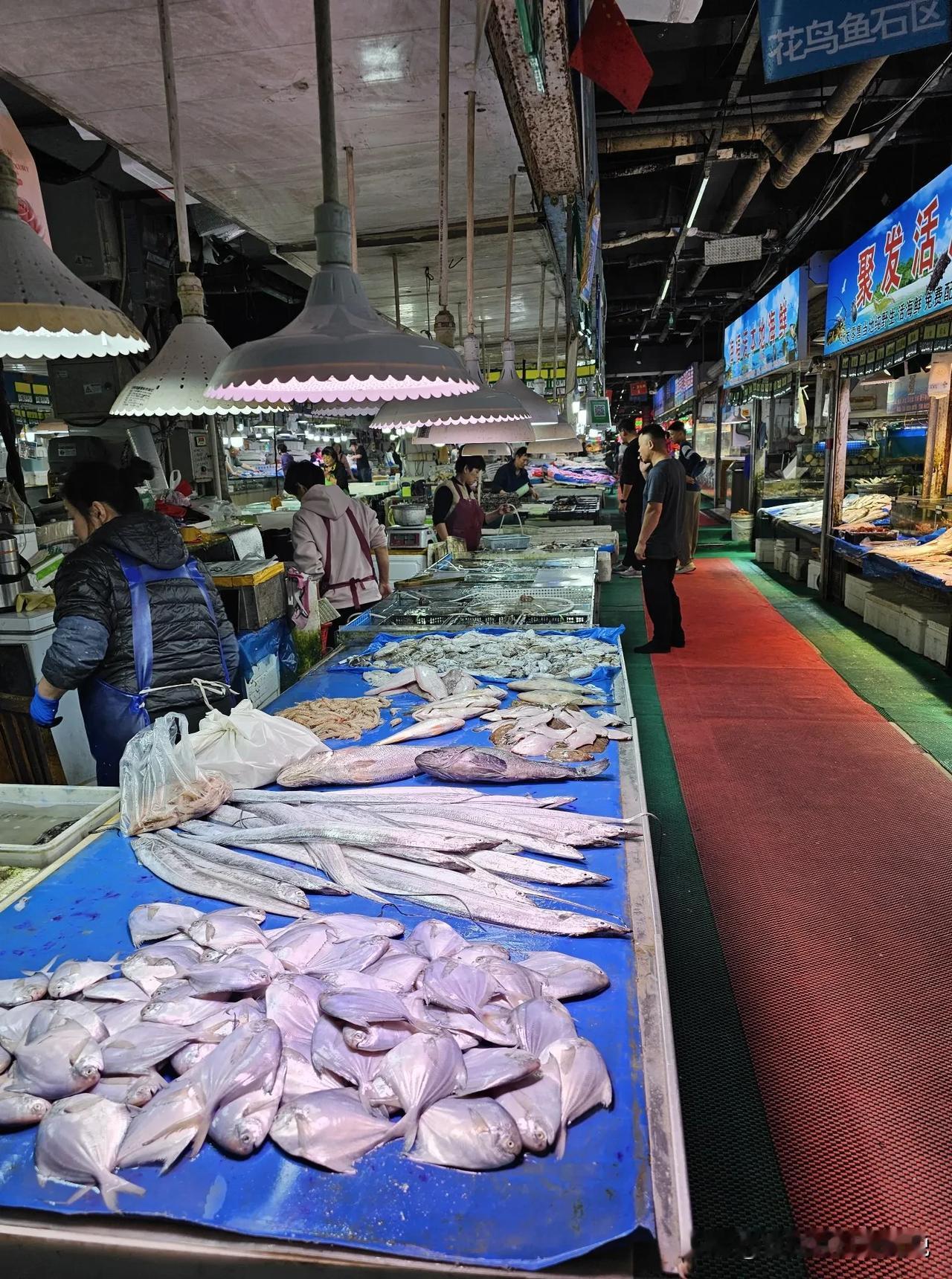  好久没来麦岛市场了，小船野生海鲜价格依然挺高。

六两多的螃蟹150元一斤
蛎