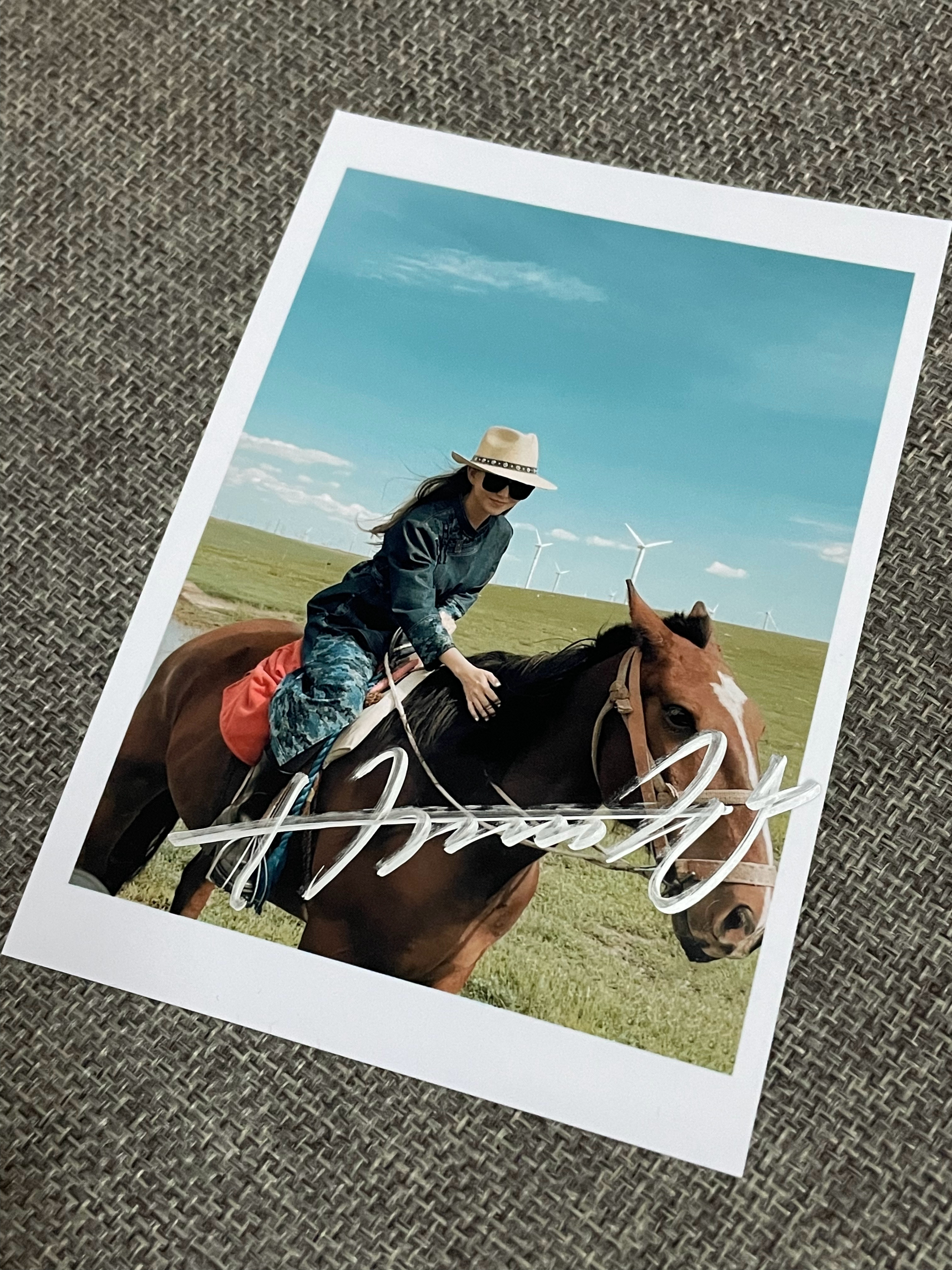 #昆凌[超话]# 看照片就知道是最新签啦[并不简单][并不简单]转发评论，抽一位