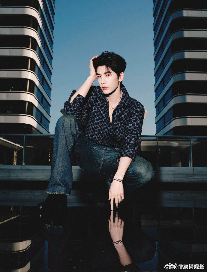 张凌赫夯爆了 谁懂啊！张凌赫《逐玉》追剧团直接帅出新高度，五官精致气场全开，完全