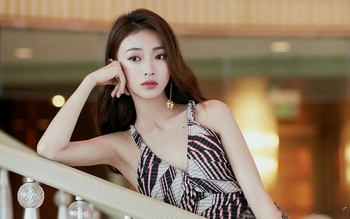 【吴谨言】 吴谨言挺孕肚跟洪尧出门 看得出来她还是挺幸福的总有人觉得她在事业最好