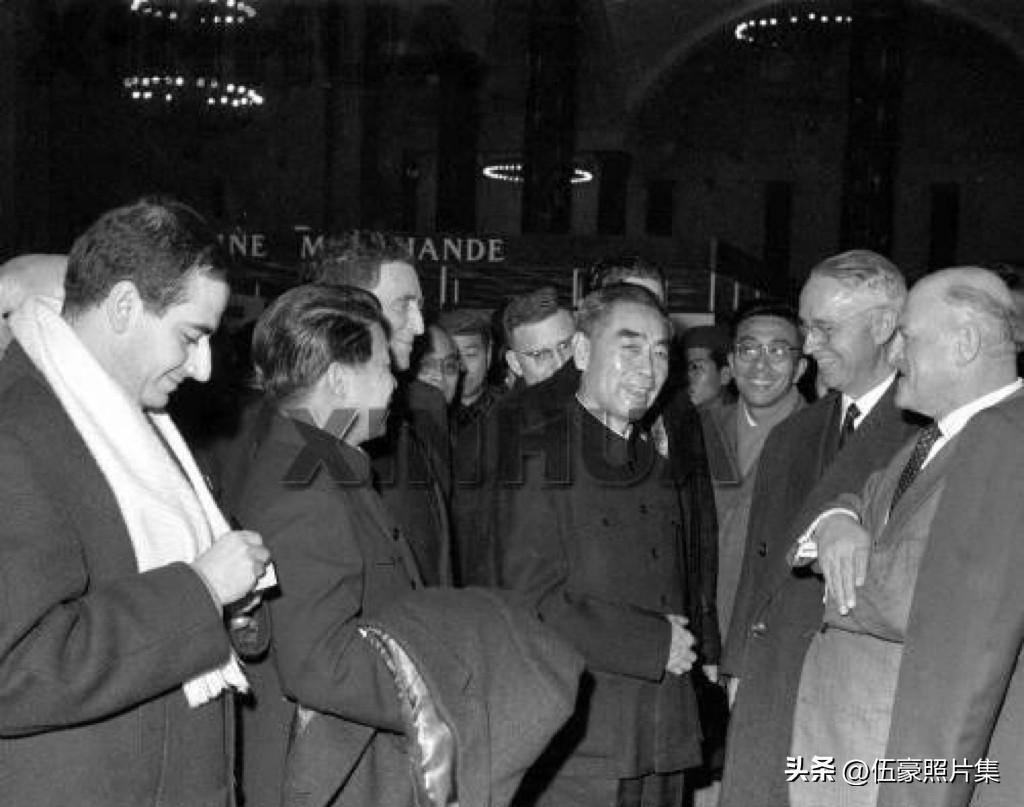 1965年12月2日，周恩来总理来到北京展览馆，用了整整4个小时仔细参观法国工业