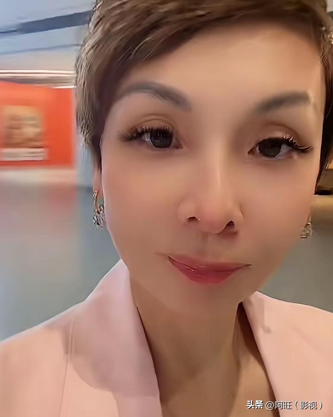 出差一周终于返程北京，洋洋在车站直播时难掩低落情绪，坦言自己身心俱疲，嘴上说着算