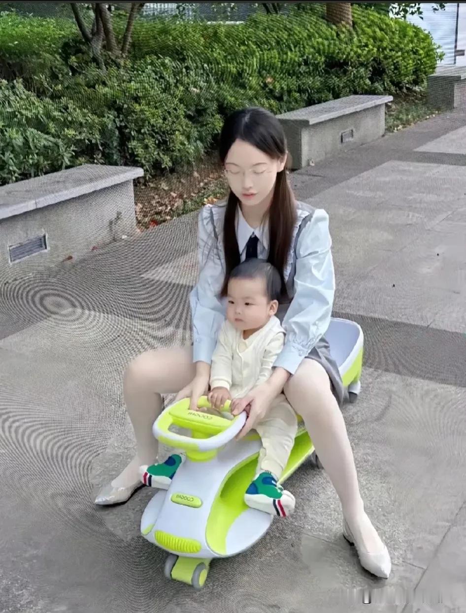 几年不见她都有孩子了，真是世上没有后悔药啊[流泪]
