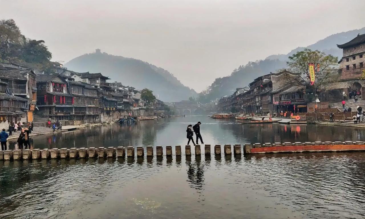#我拍过最满意的风景照片#
这是一九年年底，我在凤凰古城，游人稀少，看到一对恋人