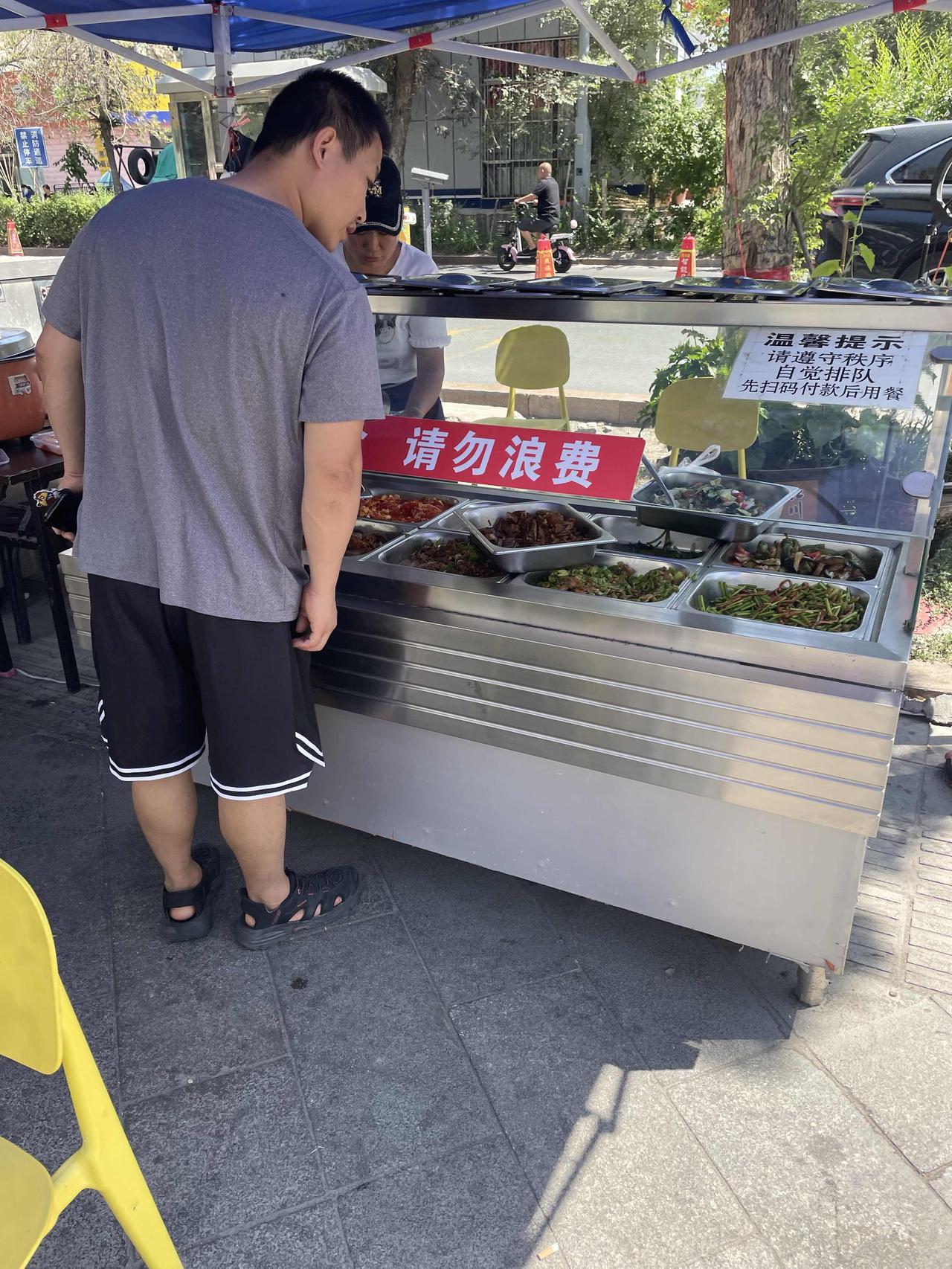 现在有一项非常适合创业的生意。这就是中式快餐里的快餐盒饭！目前在乌鲁木齐二十元上