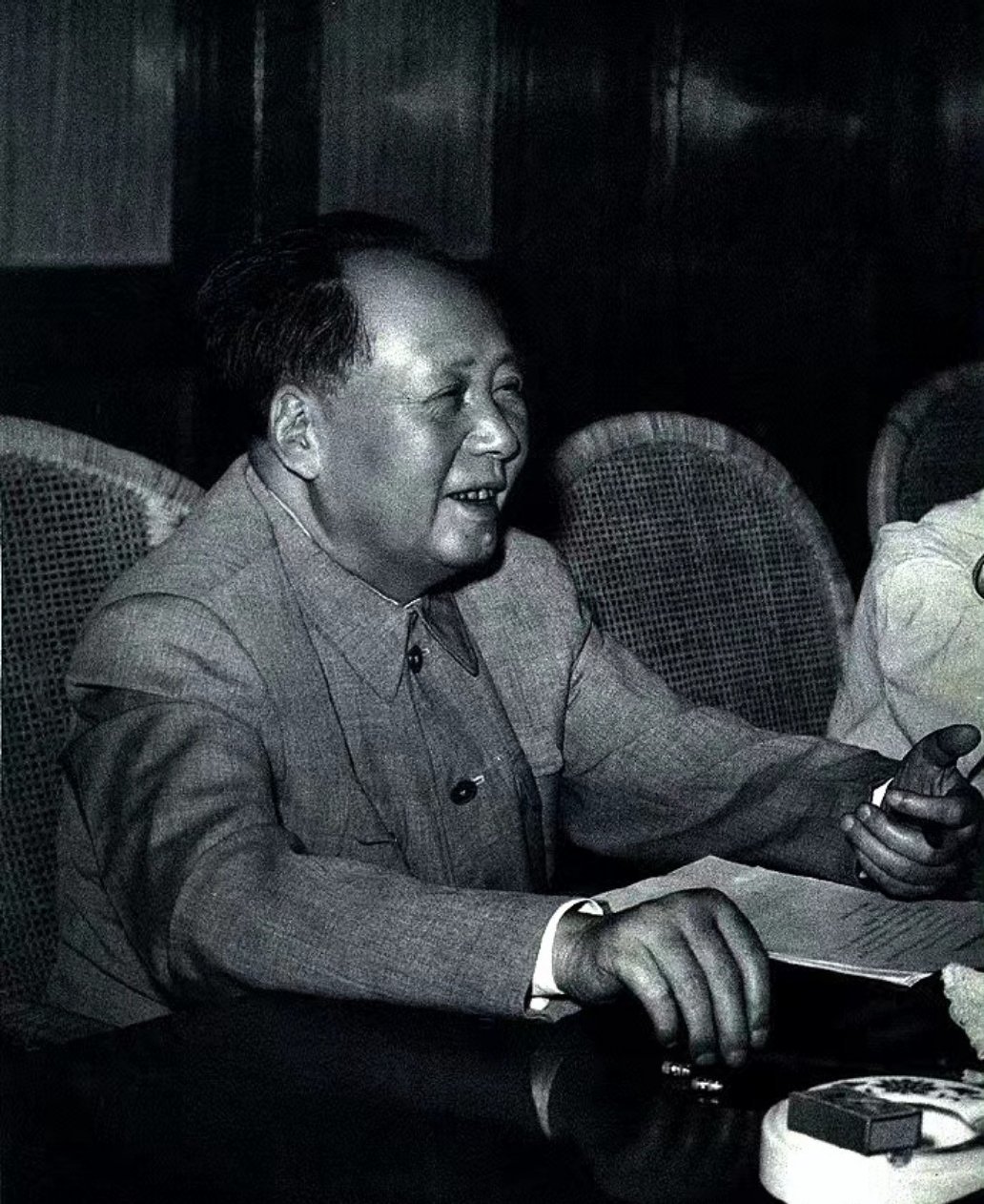 自古以来他们都让你跪下，只有他千方百计让你站起来！不准跪！ 