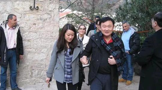 他信和儿子，是大脸盘爸爸小脸盘儿子。倒是佩通坦不仅遗传了父亲的大脸盘，还遗传了父