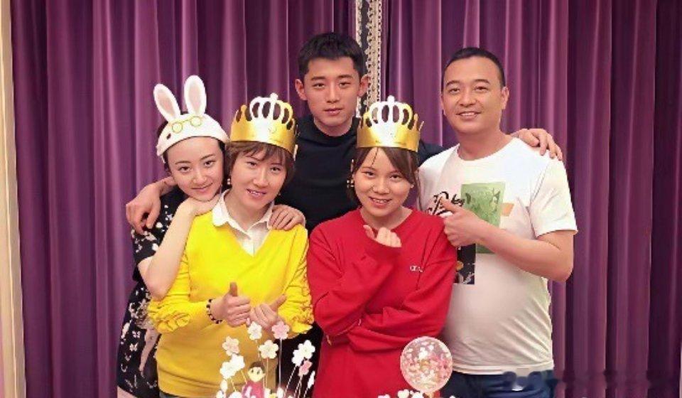 景甜是西安人，家中独生女，从她12岁进北京舞蹈学院学舞，16岁签约影视公司来看，