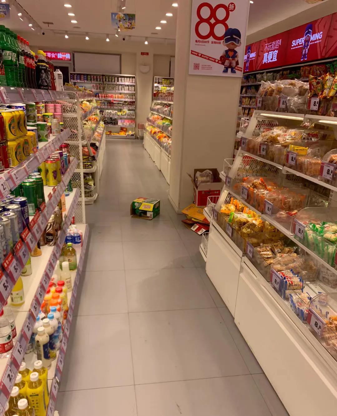 朋友在赵一鸣零食店工作：
她这个班是一天都不想上了，就六个人上班包括店长而且店铺