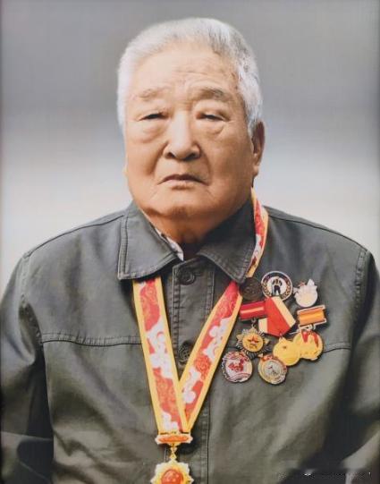 2024年，云南一96岁普通教师去世，学校召开追悼会才发现，这名老教师竟然获得3