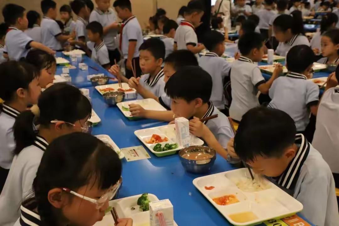 温州家长集体羡慕！这所学校食堂改完，娃天天盼上学
 
       温州高铁新城