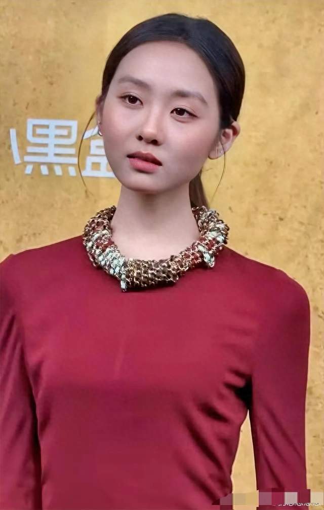 黄多多红毯首秀引热议：起点再高，观众缘也买不来
