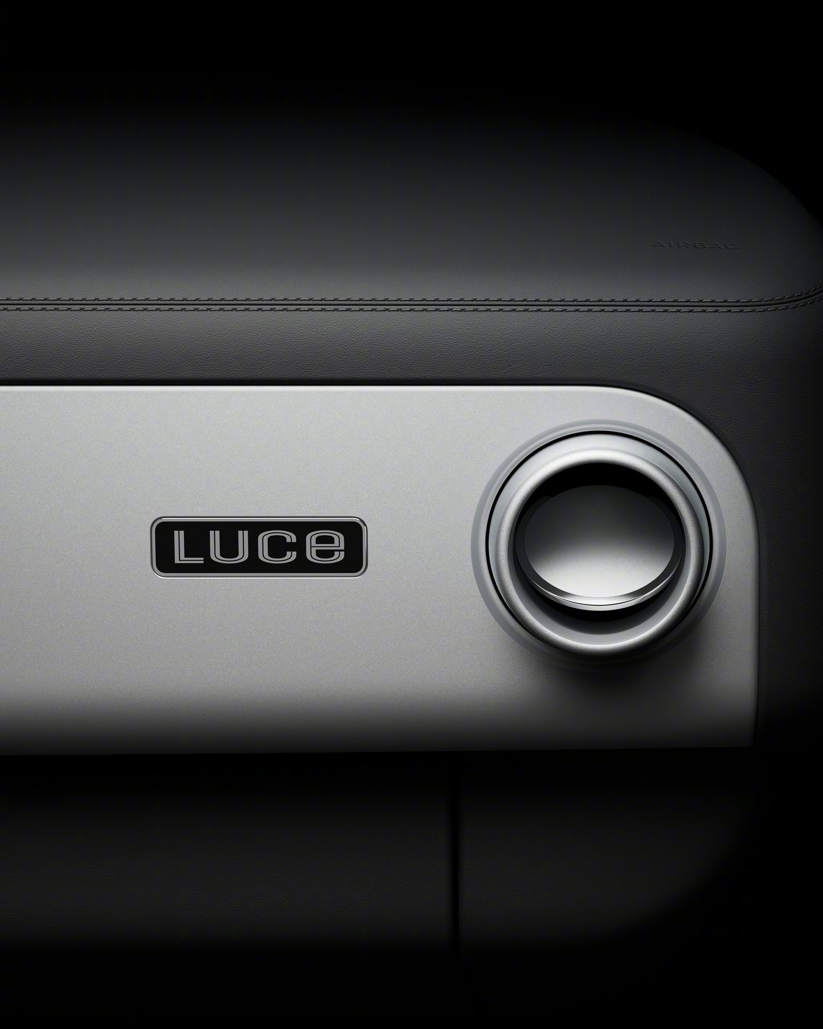 法拉利纯电新车 Luce 的内饰太有那味儿了🚗，满满的实体按键，经典超跑 DN