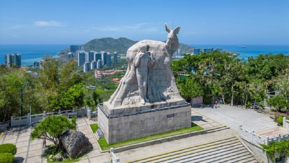 朋友们，大家发现没有？来三亚旅游或者在这边生活的朋友，几乎都去过一个地方——鹿回