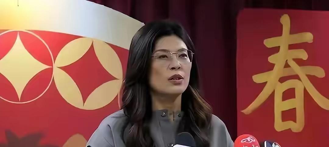 “统一女神”这个标签，最早是日本《日经亚洲》给她贴上的。去年11月那场专访，郑丽