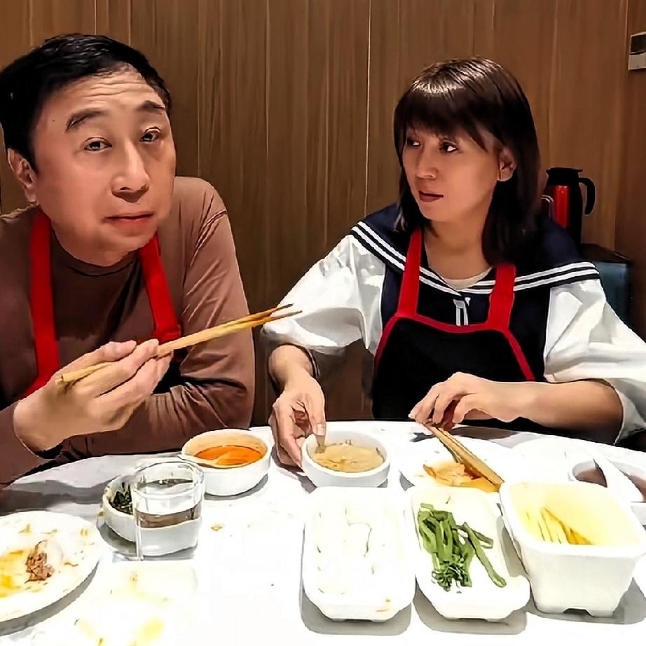 冯巩和闫学晶的这个段子挺有意思的，颇有一语双关之妙。
冯巩:你妈呀，中国四大美女