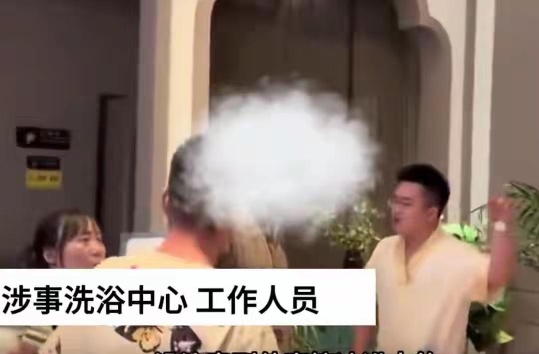 男子强闯女澡堂打老婆，多名女性正在洗澡，这可怎么办才好
28日晚，河南一浴池内，