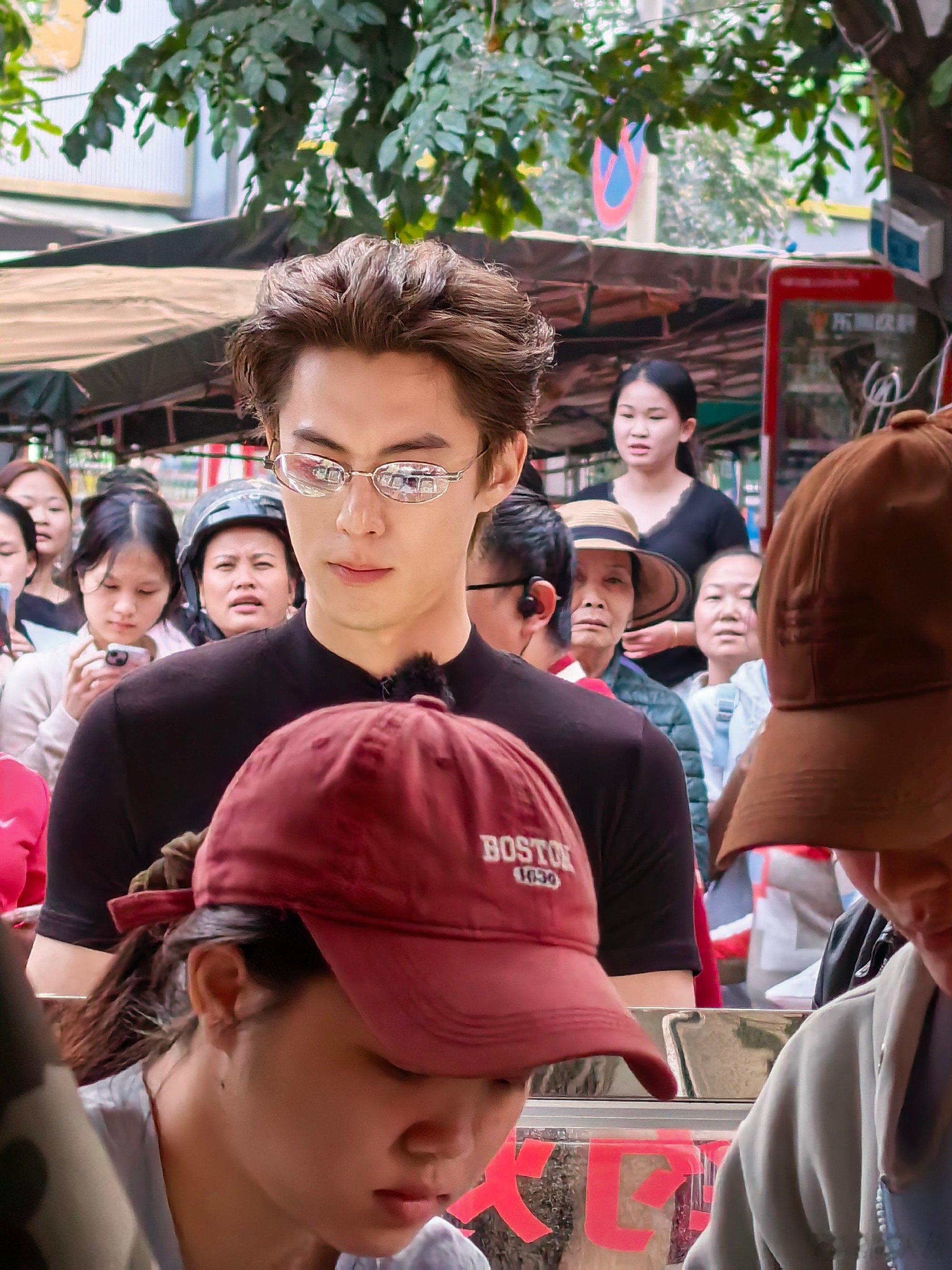 王鹤棣 背头届最严厉的父亲 谁被棣棣这造型鲨疯了我不说！大背头配眼镜自带斯文bu