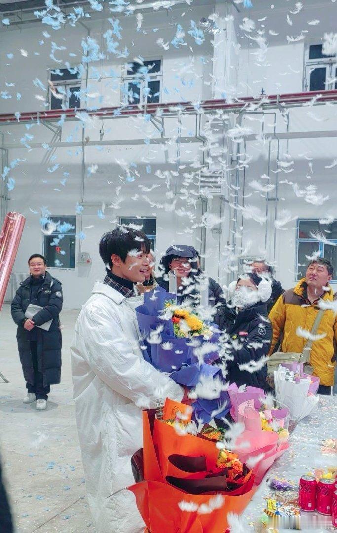 马天宇三人行杀青 《三人行》杀青，马天宇杀青照绝绝子，荀未来赶紧上线，我已经迫不