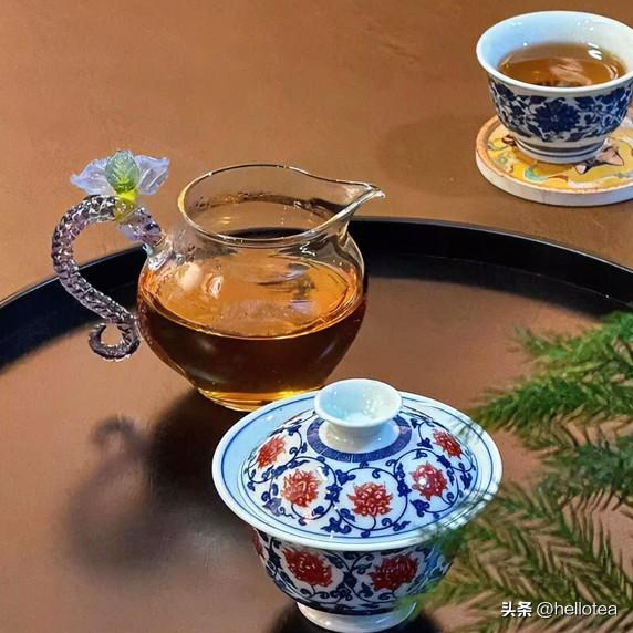 《岁月茶道·寄生草》
沸汤注盏中，浮沉意自空。慢煮光阴消浮躁，静待花开韵无穷。人