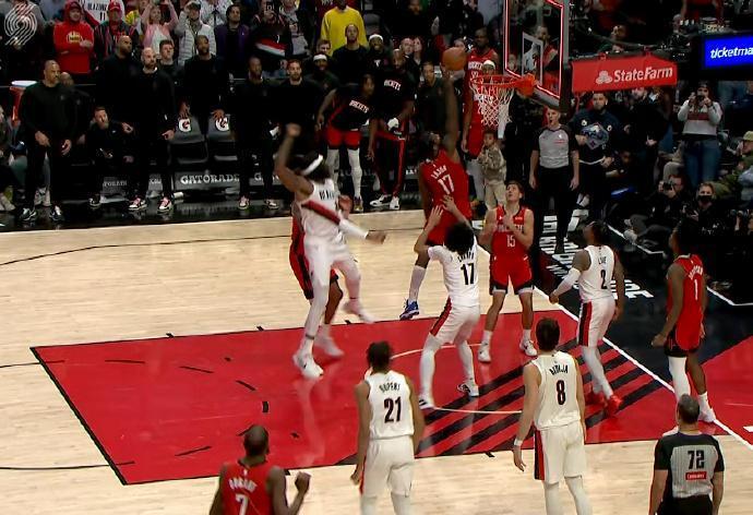 这什么剧本！
杜兰特绝杀偏出，伊森压哨补篮绝杀，但超时了0.1秒！

伊森和奥科