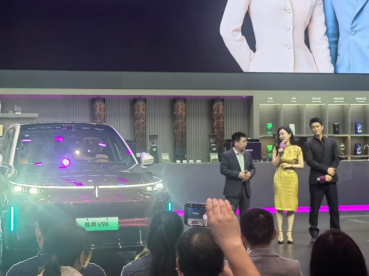 杜江说，一会儿就下单，买辆魏牌V9X，作为和霍思燕结婚13周年的礼物