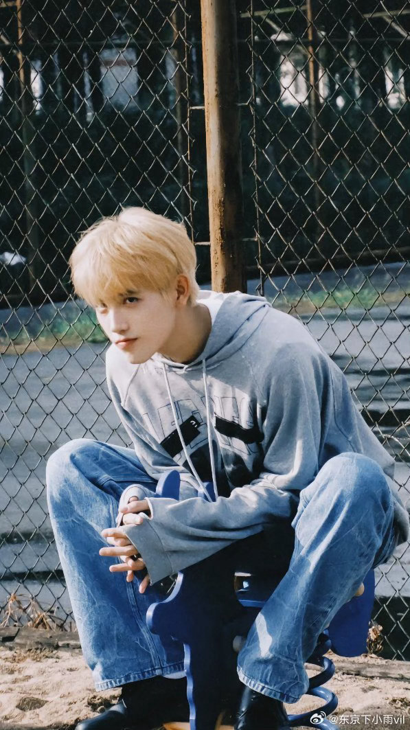 陈飞宇回归金发 陈飞宇金发回归太有质感了✨ 浅金色发丝自带光芒，桀骜清冷的少年感