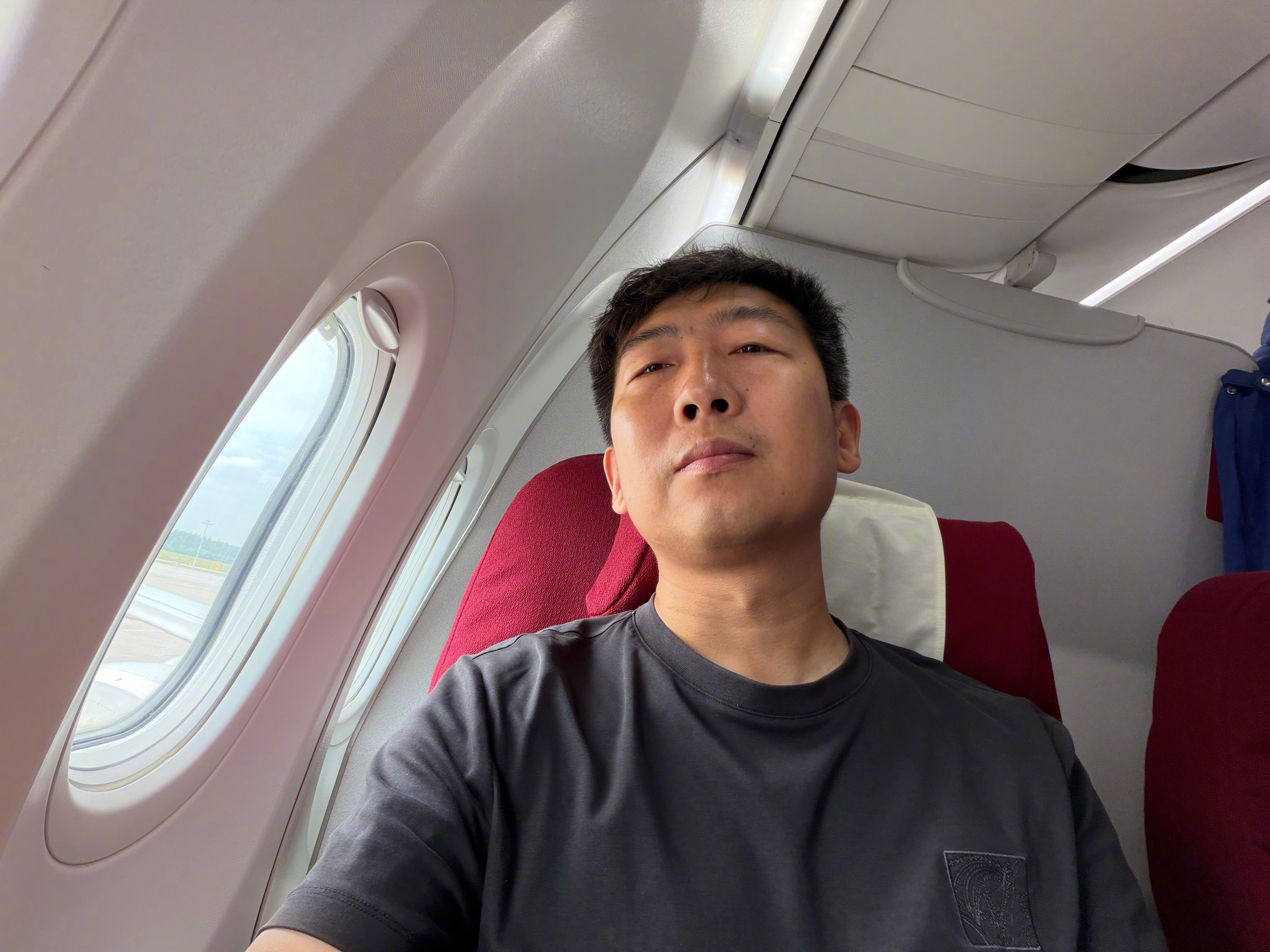 飞南京，去参加和的婚礼，小吕给我安排了一个好活，他的尊界S800婚礼车队我负责管