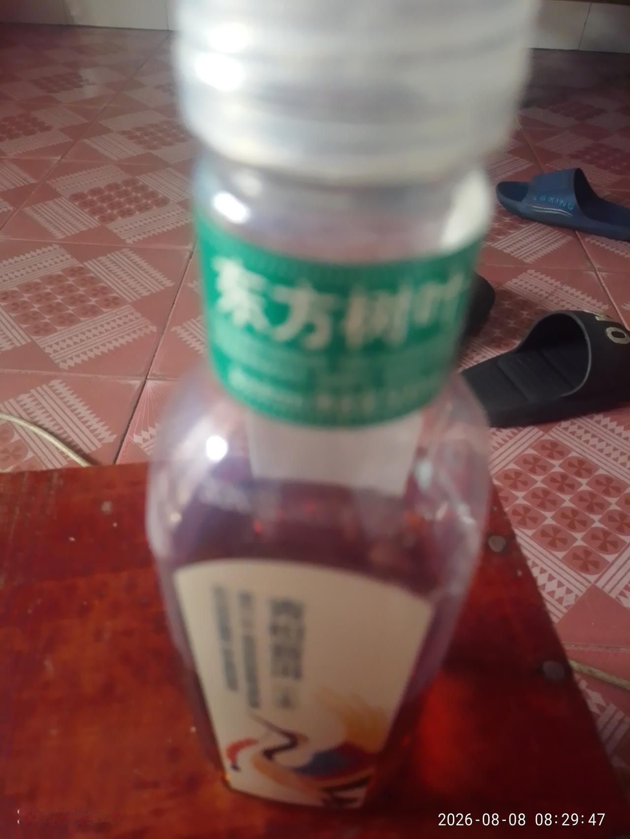 上班的地方，工厂周围都没有商店，只有几个无人售货柜，生意还非常好，每天要卖出很多
