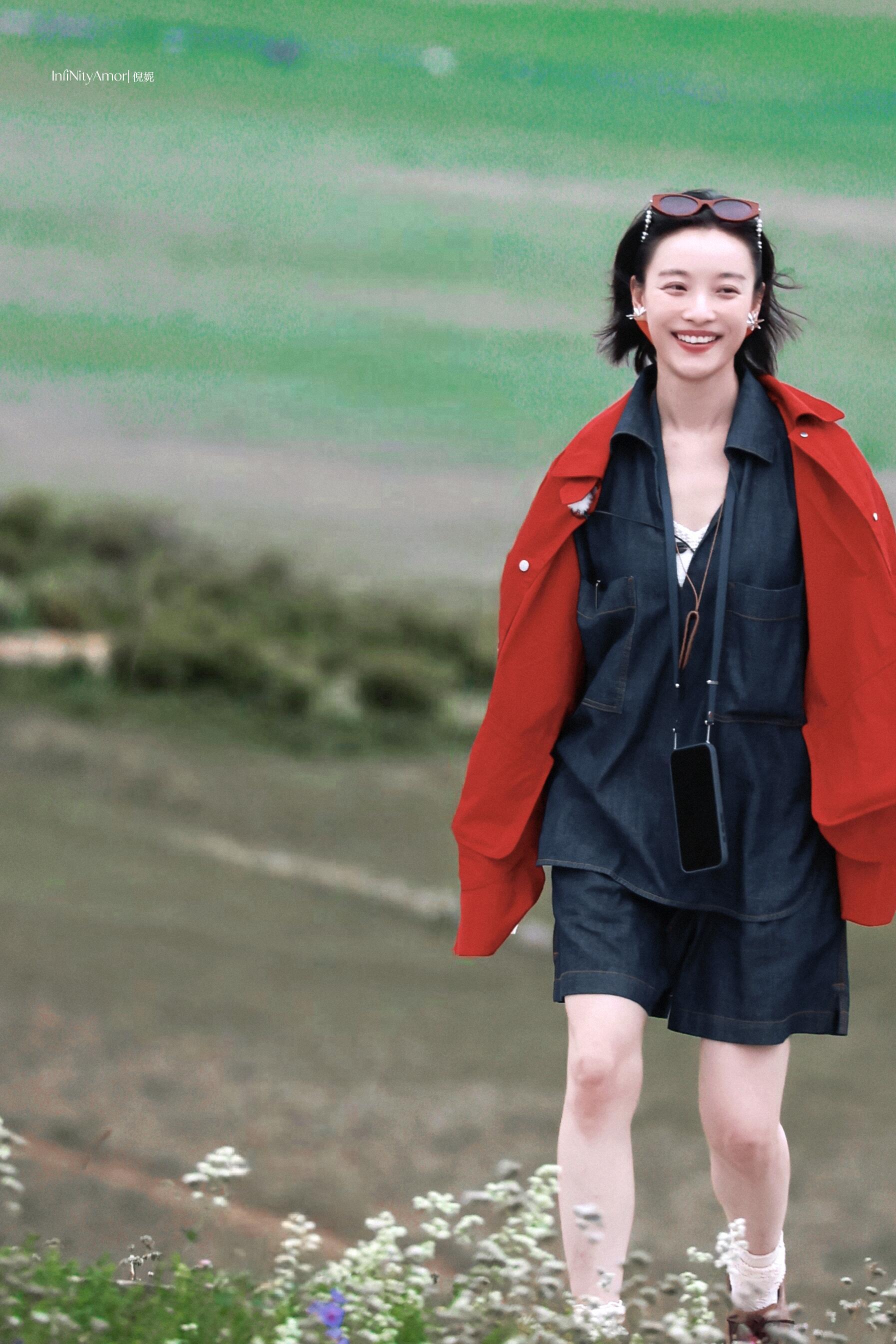 倪妮是在cos帕丁顿熊吗倪妮向野的我们路透，随手一拍都是画报，太期待正片了！倪妮