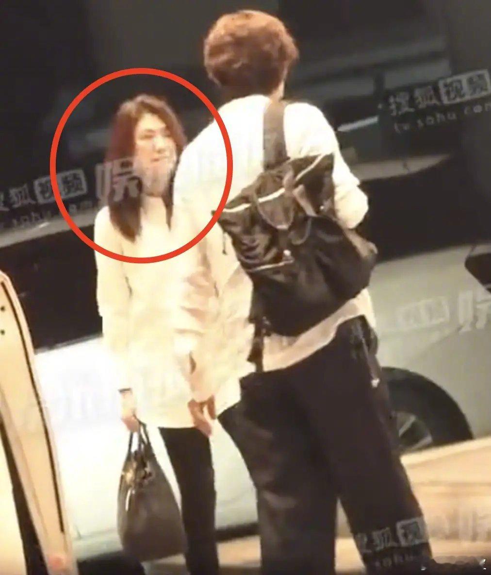 #疑钟汉良与隐婚妻子同回酒店#钟汉良被拍到和朋友聚餐，身边跟着一位造型干练的女子
