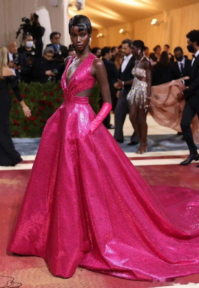 这两条裙子内娱有谁能撑起来？ 