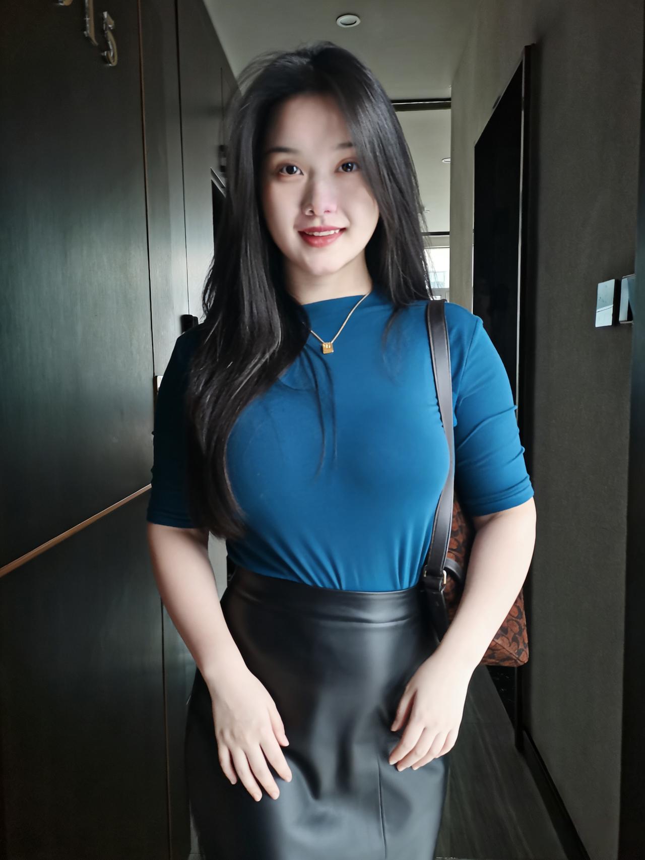 蓝衫裹得玉肌柔，长发垂肩意未收。
缓步廊间风暗度，清辉一缕上眉头。