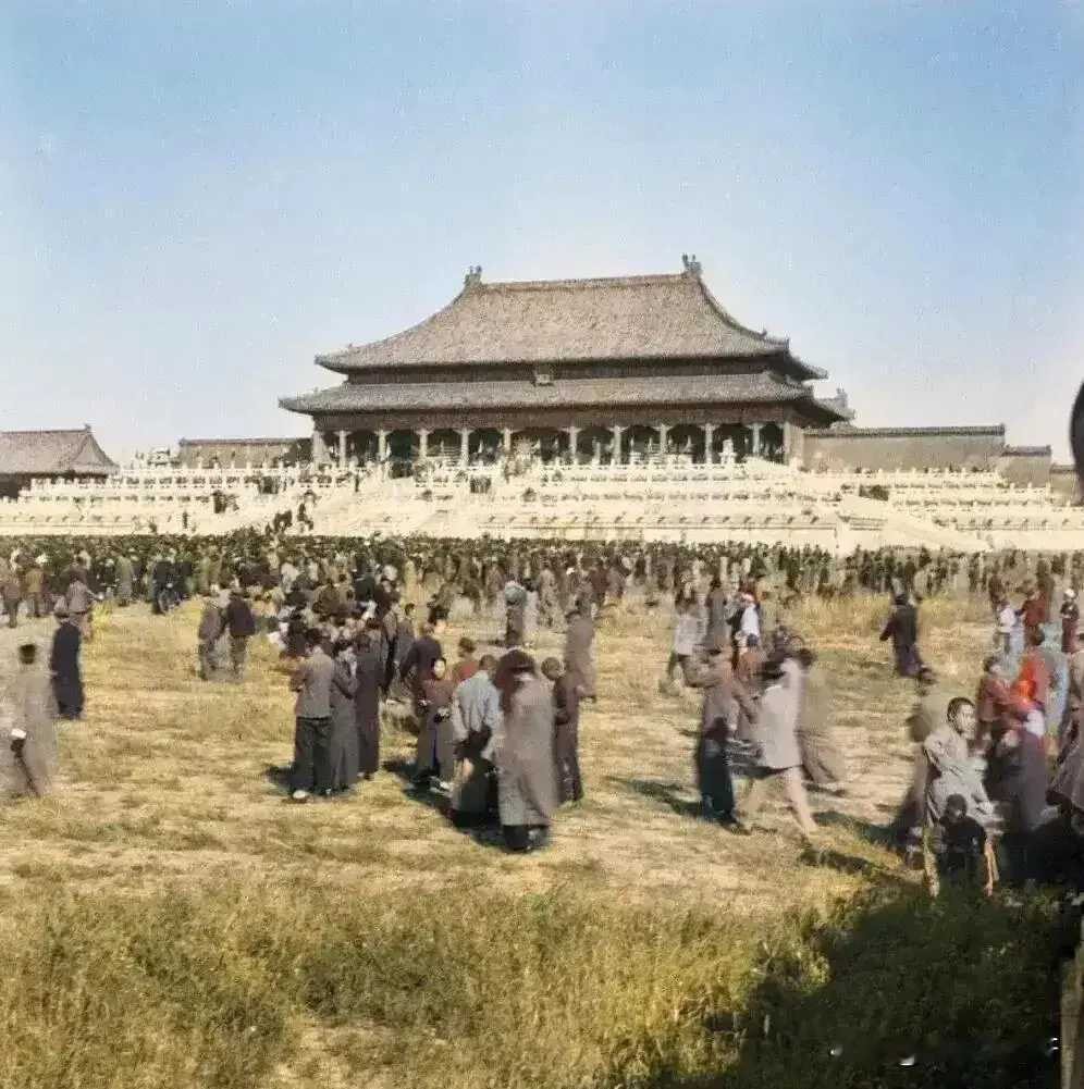 1925年故宫第一次对民众开放那时候还是杂草丛生，清政府1912年倒台，历经了1
