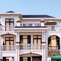 浙江一个姑娘，月薪四千，住着舅舅空出来的大别墅。
她认识了一个开4S店的男人，年