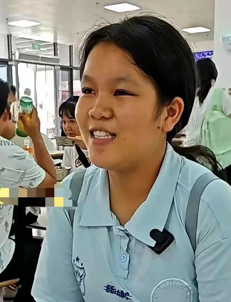 广西有个女孩，叫陆思凤。拿到医科大学录取通知书那天，养大她的二叔，一个大男人，突