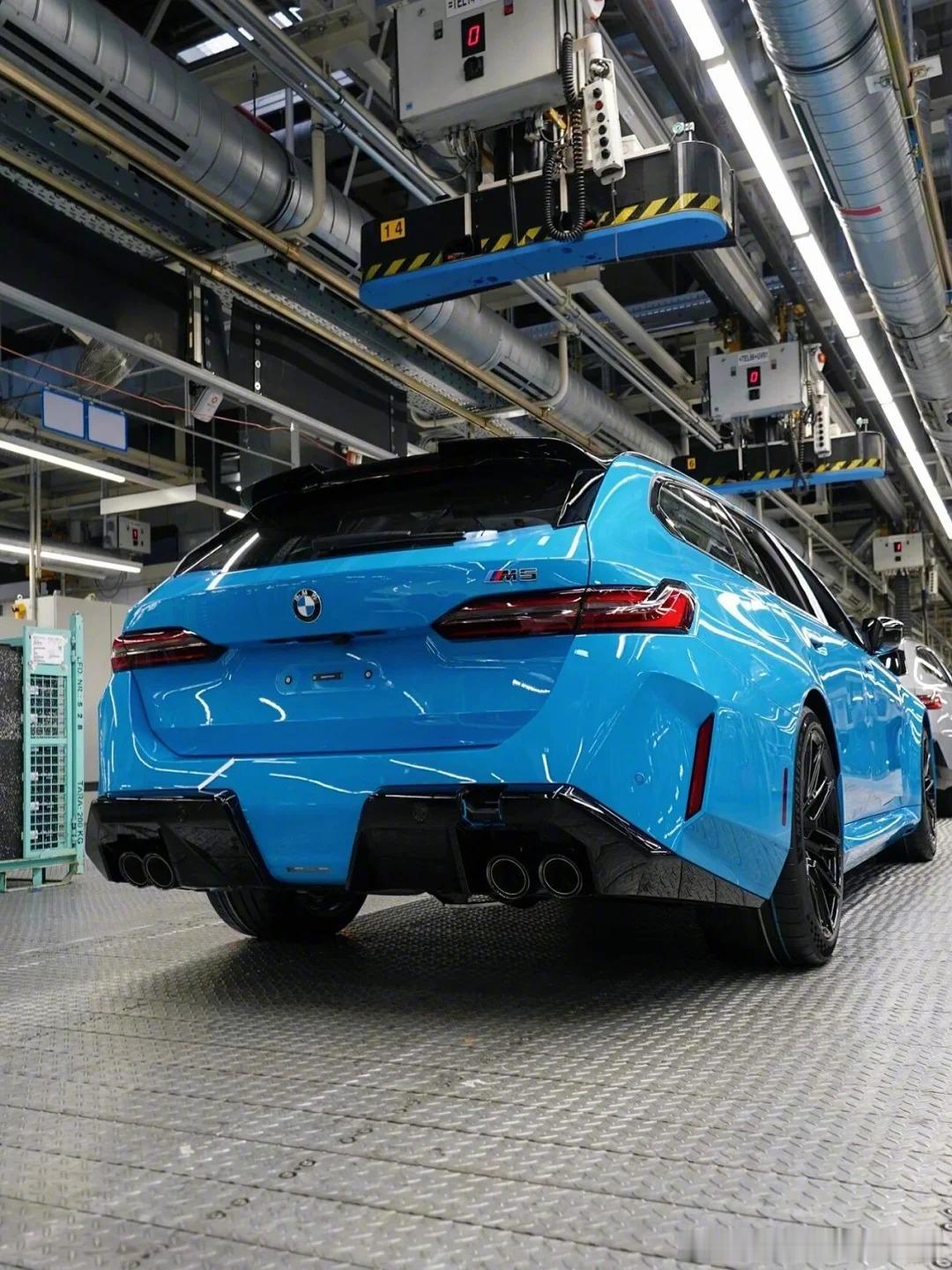 宝马M5旅行版，你喜欢哪个色？ 