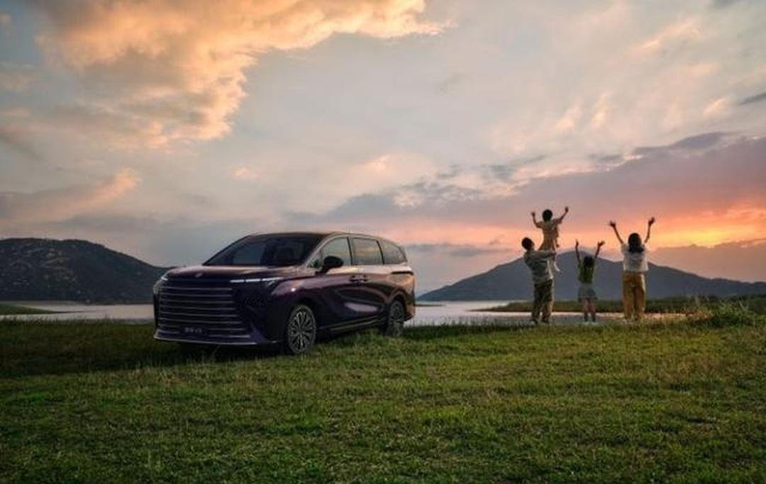 他们那个二排座椅确实舒服，我坐进去试了试，一按按钮，腿托慢慢升起来，腰背那块能调