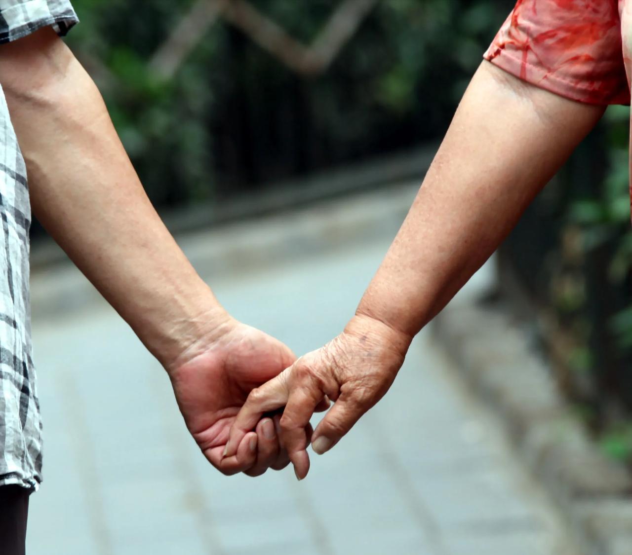 #一张图记录父母爱情故事#这是一对牵了60多年的手，也是走了60多年的相互陪伴的