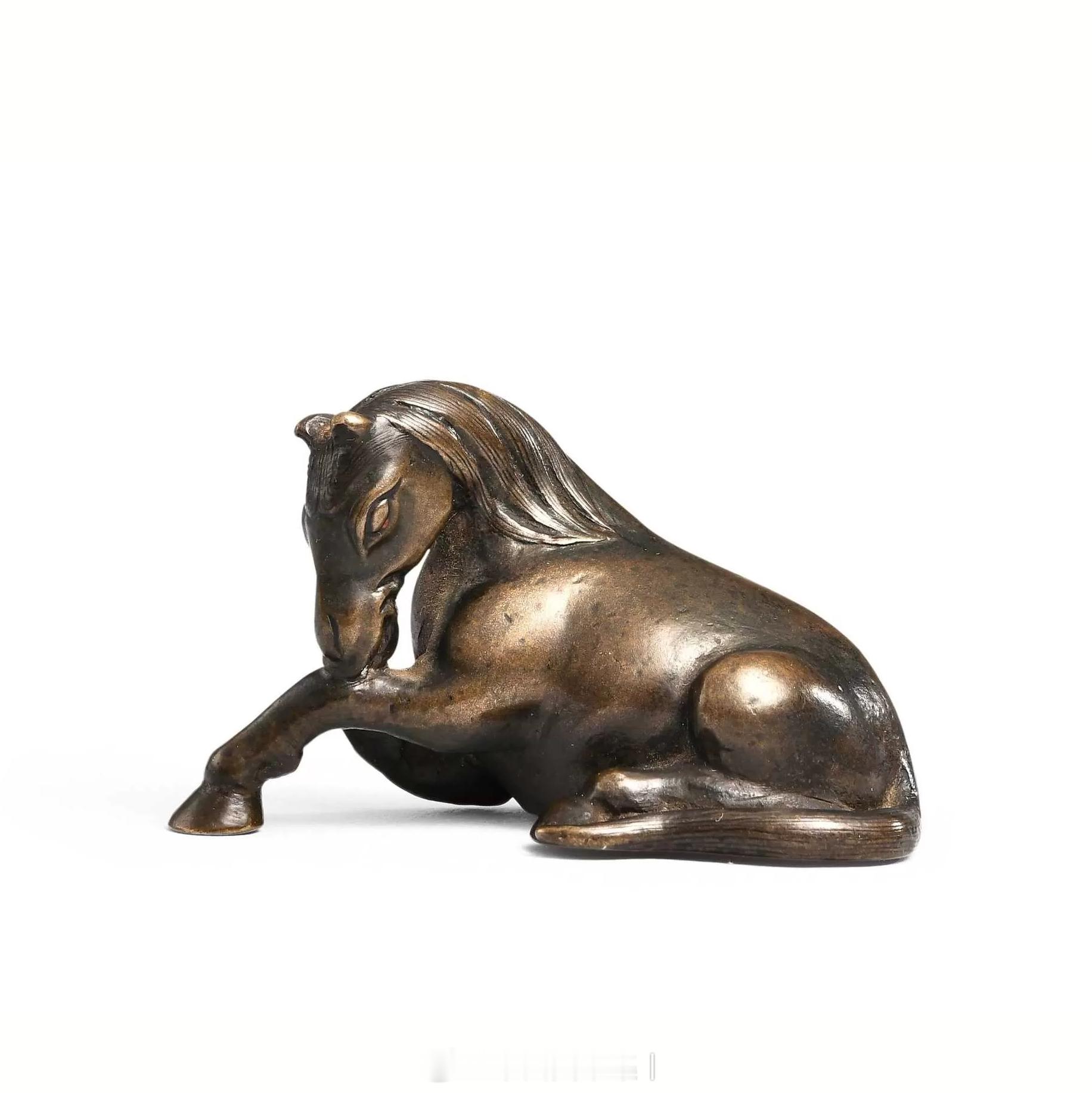 明 铜滚马镇纸此镇纸选精铜为材，圆雕铸滚马造型，皮色光润油亮，即是典型的古铜色。