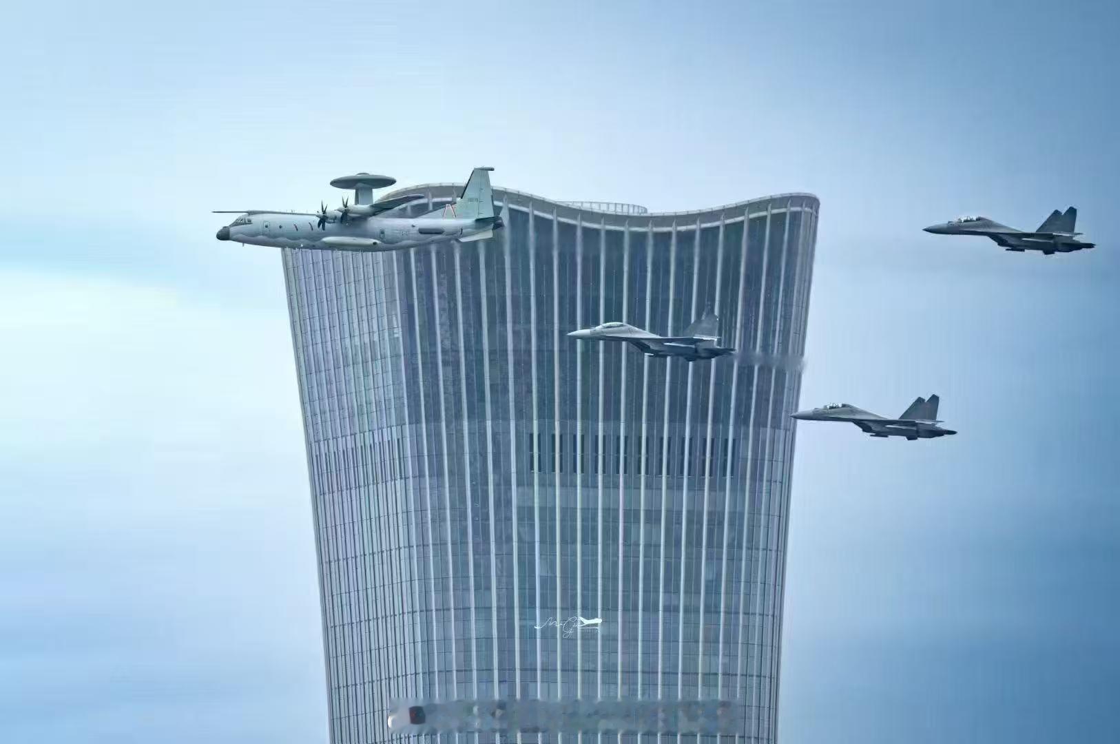 阅兵直播纪念中国人民抗日战争胜利80周年 热泪盈眶 ​​​